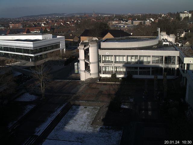 Foto der Webcam: Verwaltungsgebäude, Innenhof mit Audimax, Hörsaal-Gebäude 1