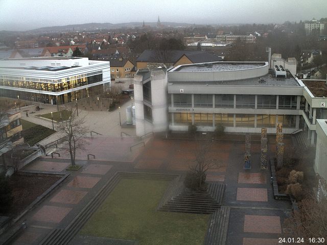 Foto der Webcam: Verwaltungsgebäude, Innenhof mit Audimax, Hörsaal-Gebäude 1