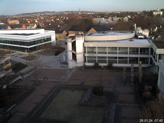 Foto der Webcam: Verwaltungsgebäude, Innenhof mit Audimax, Hörsaal-Gebäude 1