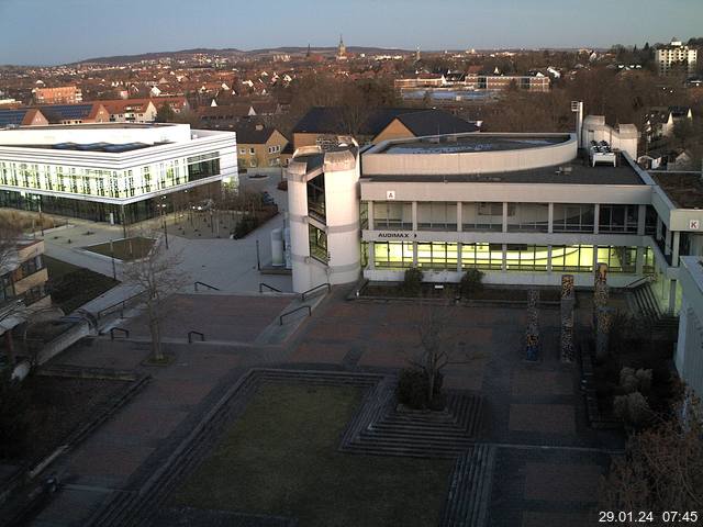 Foto der Webcam: Verwaltungsgebäude, Innenhof mit Audimax, Hörsaal-Gebäude 1