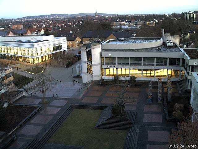 Foto der Webcam: Verwaltungsgebäude, Innenhof mit Audimax, Hörsaal-Gebäude 1