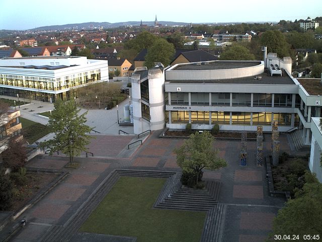 Foto der Webcam: Verwaltungsgebäude, Innenhof mit Audimax, Hörsaal-Gebäude 1