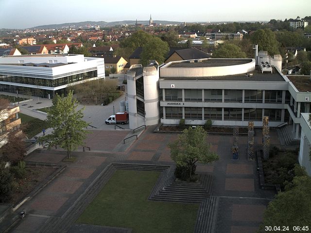 Foto der Webcam: Verwaltungsgebäude, Innenhof mit Audimax, Hörsaal-Gebäude 1