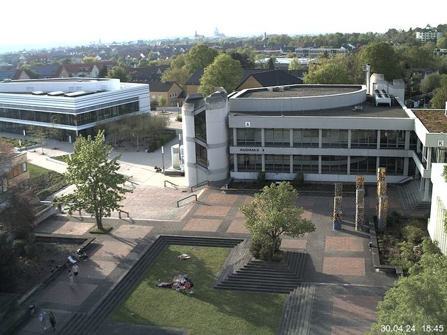 Foto der Webcam: Verwaltungsgebäude, Innenhof mit Audimax, Hörsaal-Gebäude 1