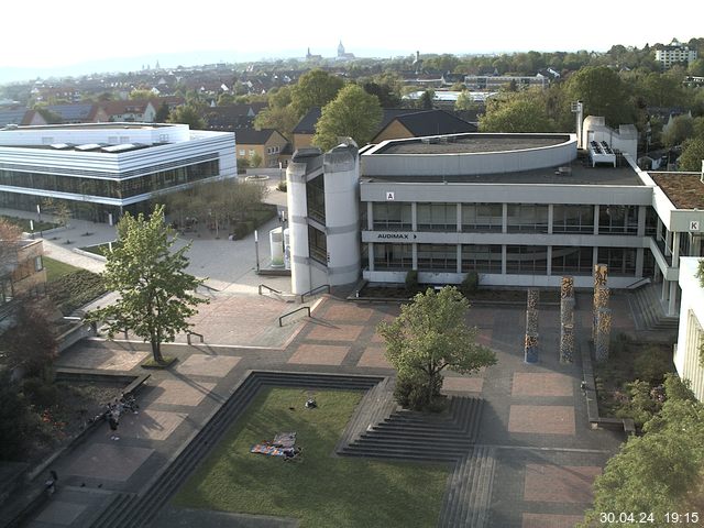 Foto der Webcam: Verwaltungsgebäude, Innenhof mit Audimax, Hörsaal-Gebäude 1