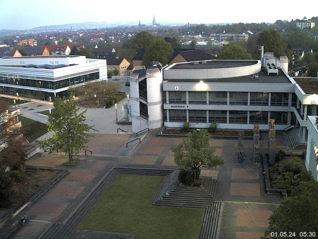 Foto der Webcam: Verwaltungsgebäude, Innenhof mit Audimax, Hörsaal-Gebäude 1