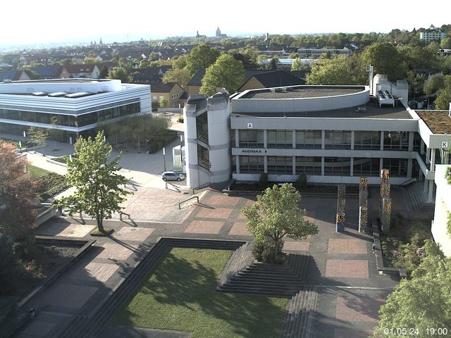 Foto der Webcam: Verwaltungsgebäude, Innenhof mit Audimax, Hörsaal-Gebäude 1