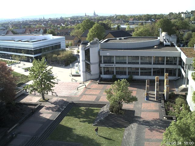 Foto der Webcam: Verwaltungsgebäude, Innenhof mit Audimax, Hörsaal-Gebäude 1