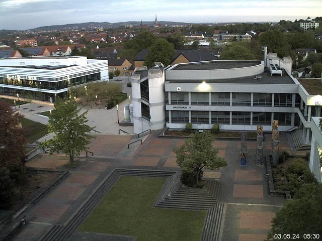 Foto der Webcam: Verwaltungsgebäude, Innenhof mit Audimax, Hörsaal-Gebäude 1