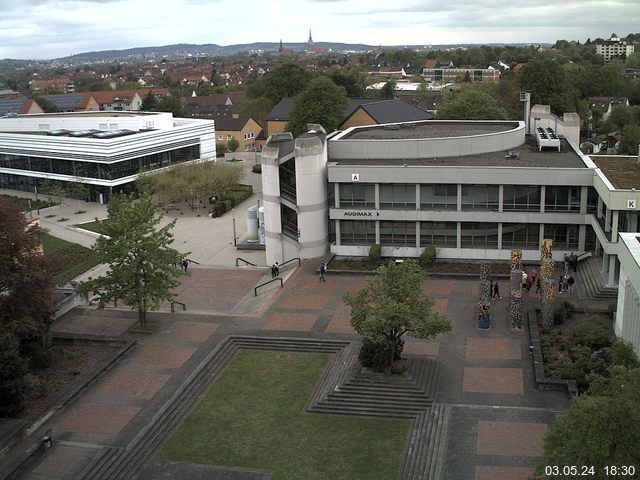 Foto der Webcam: Verwaltungsgebäude, Innenhof mit Audimax, Hörsaal-Gebäude 1