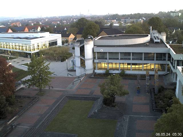 Foto der Webcam: Verwaltungsgebäude, Innenhof mit Audimax, Hörsaal-Gebäude 1