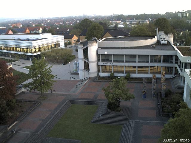 Foto der Webcam: Verwaltungsgebäude, Innenhof mit Audimax, Hörsaal-Gebäude 1