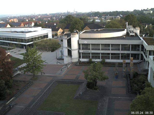 Foto der Webcam: Verwaltungsgebäude, Innenhof mit Audimax, Hörsaal-Gebäude 1