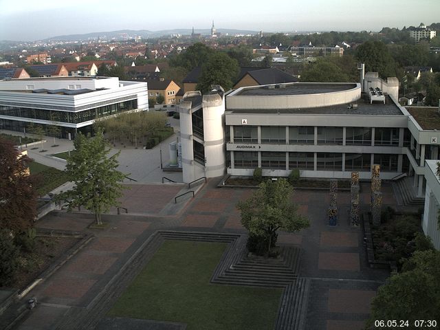 Foto der Webcam: Verwaltungsgebäude, Innenhof mit Audimax, Hörsaal-Gebäude 1