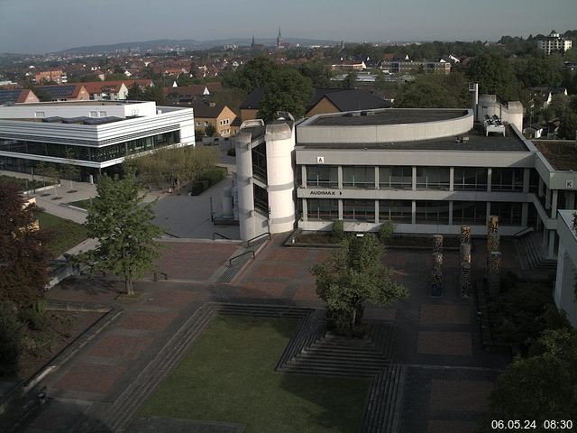 Foto der Webcam: Verwaltungsgebäude, Innenhof mit Audimax, Hörsaal-Gebäude 1