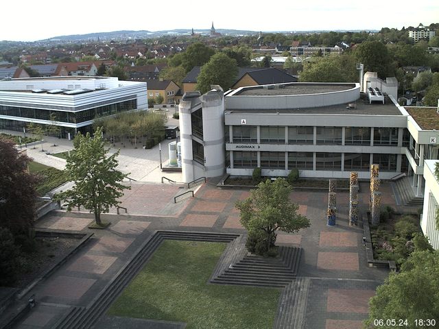 Foto der Webcam: Verwaltungsgebäude, Innenhof mit Audimax, Hörsaal-Gebäude 1