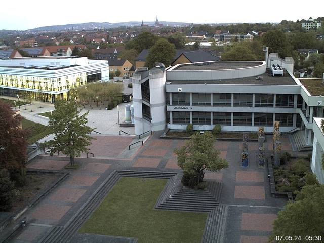 Foto der Webcam: Verwaltungsgebäude, Innenhof mit Audimax, Hörsaal-Gebäude 1