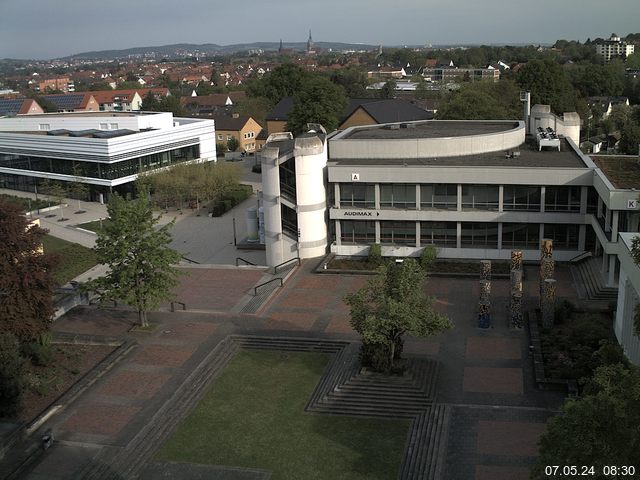 Foto der Webcam: Verwaltungsgebäude, Innenhof mit Audimax, Hörsaal-Gebäude 1