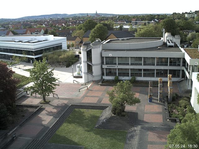 Foto der Webcam: Verwaltungsgebäude, Innenhof mit Audimax, Hörsaal-Gebäude 1