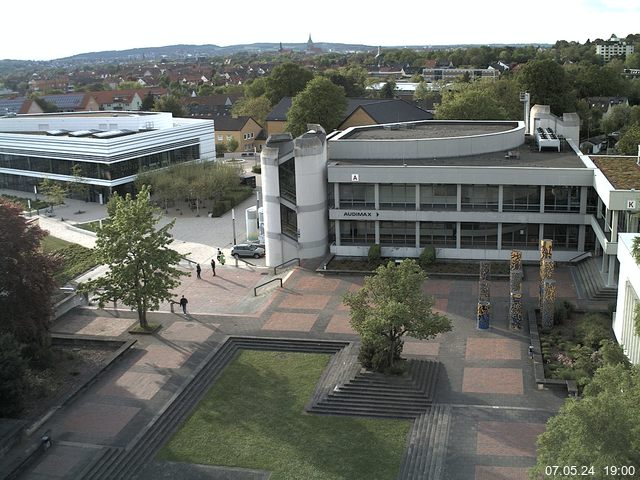 Foto der Webcam: Verwaltungsgebäude, Innenhof mit Audimax, Hörsaal-Gebäude 1