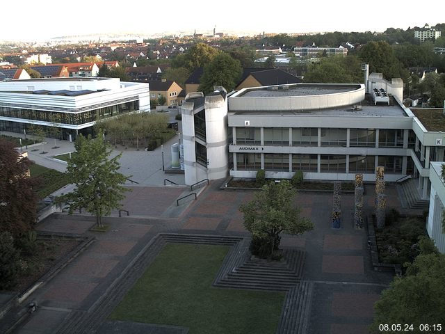 Foto der Webcam: Verwaltungsgebäude, Innenhof mit Audimax, Hörsaal-Gebäude 1