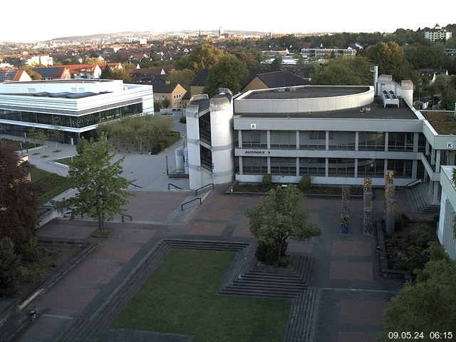 Foto der Webcam: Verwaltungsgebäude, Innenhof mit Audimax, Hörsaal-Gebäude 1