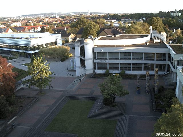 Foto der Webcam: Verwaltungsgebäude, Innenhof mit Audimax, Hörsaal-Gebäude 1