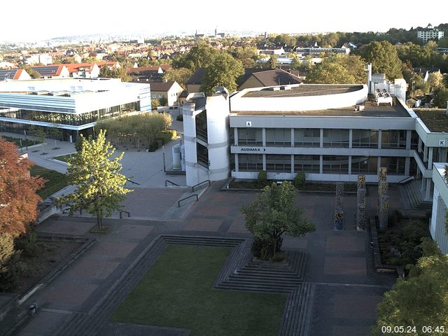 Foto der Webcam: Verwaltungsgebäude, Innenhof mit Audimax, Hörsaal-Gebäude 1