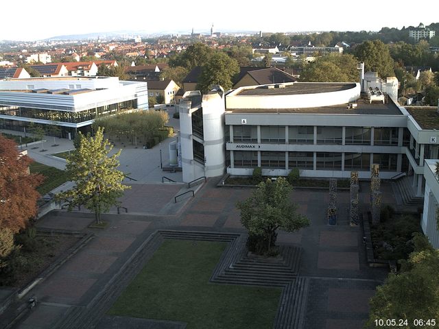 Foto der Webcam: Verwaltungsgebäude, Innenhof mit Audimax, Hörsaal-Gebäude 1