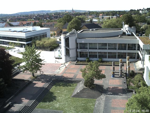 Foto der Webcam: Verwaltungsgebäude, Innenhof mit Audimax, Hörsaal-Gebäude 1