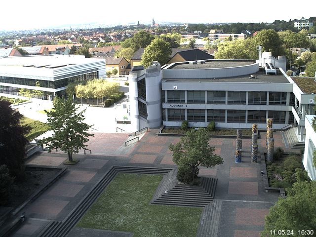 Foto der Webcam: Verwaltungsgebäude, Innenhof mit Audimax, Hörsaal-Gebäude 1