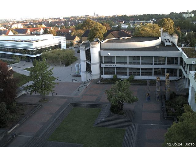 Foto der Webcam: Verwaltungsgebäude, Innenhof mit Audimax, Hörsaal-Gebäude 1