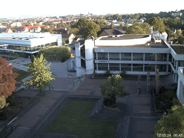 Foto der Webcam: Verwaltungsgebäude, Innenhof mit Audimax, Hörsaal-Gebäude 1