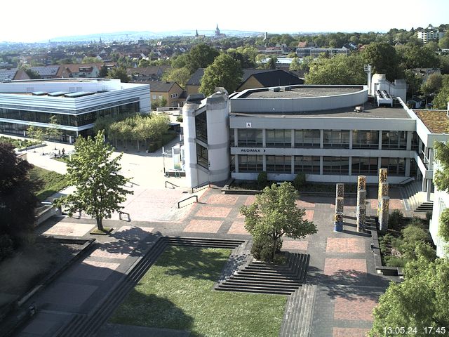 Foto der Webcam: Verwaltungsgebäude, Innenhof mit Audimax, Hörsaal-Gebäude 1