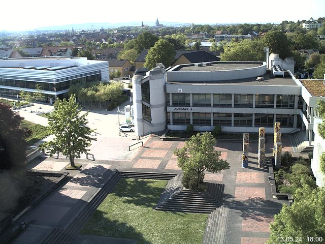 Foto der Webcam: Verwaltungsgebäude, Innenhof mit Audimax, Hörsaal-Gebäude 1