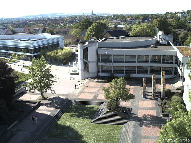 Foto der Webcam: Verwaltungsgebäude, Innenhof mit Audimax, Hörsaal-Gebäude 1