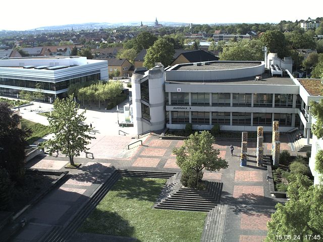 Foto der Webcam: Verwaltungsgebäude, Innenhof mit Audimax, Hörsaal-Gebäude 1