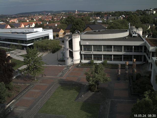 Foto der Webcam: Verwaltungsgebäude, Innenhof mit Audimax, Hörsaal-Gebäude 1