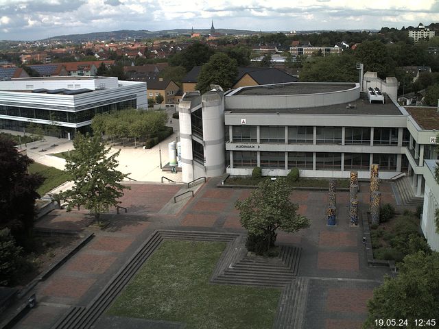 Foto der Webcam: Verwaltungsgebäude, Innenhof mit Audimax, Hörsaal-Gebäude 1