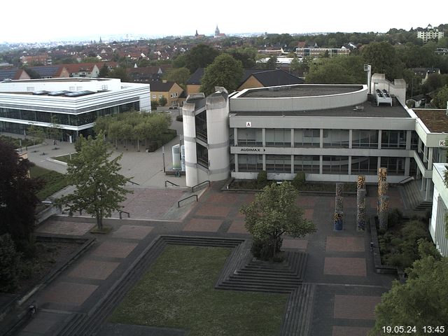 Foto der Webcam: Verwaltungsgebäude, Innenhof mit Audimax, Hörsaal-Gebäude 1