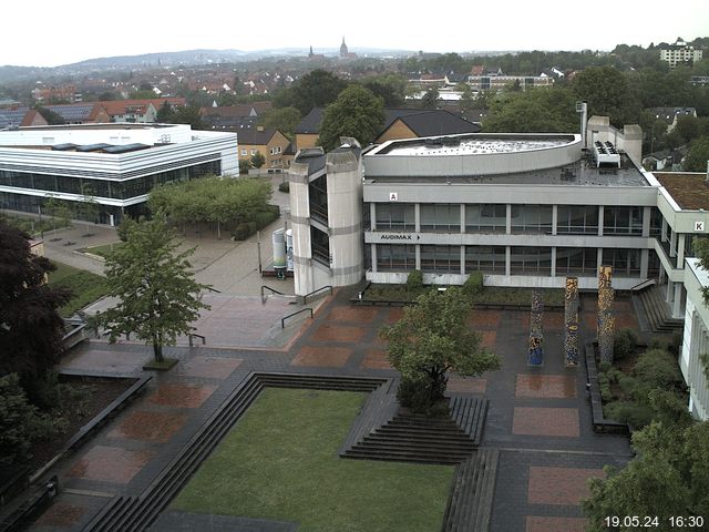 Foto der Webcam: Verwaltungsgebäude, Innenhof mit Audimax, Hörsaal-Gebäude 1