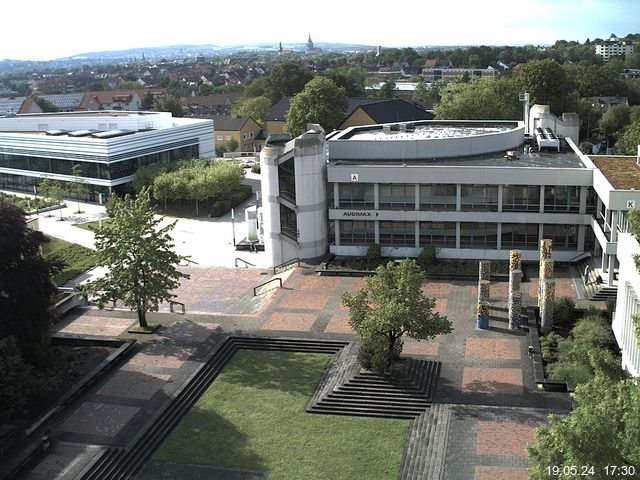 Foto der Webcam: Verwaltungsgebäude, Innenhof mit Audimax, Hörsaal-Gebäude 1