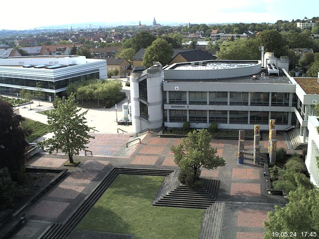 Foto der Webcam: Verwaltungsgebäude, Innenhof mit Audimax, Hörsaal-Gebäude 1