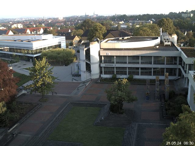 Foto der Webcam: Verwaltungsgebäude, Innenhof mit Audimax, Hörsaal-Gebäude 1