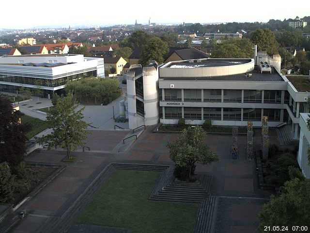 Foto der Webcam: Verwaltungsgebäude, Innenhof mit Audimax, Hörsaal-Gebäude 1