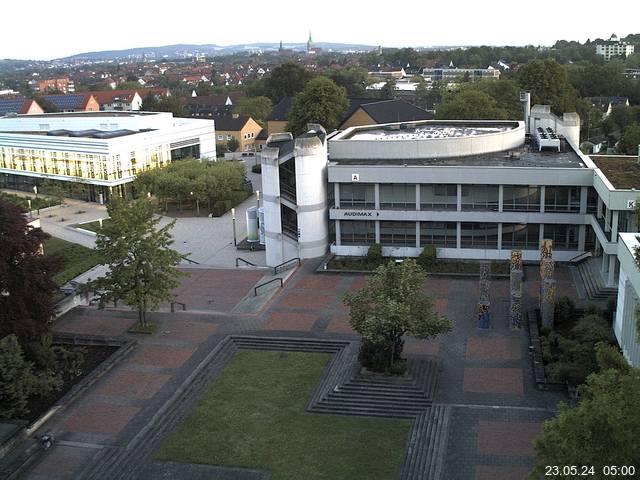 Foto der Webcam: Verwaltungsgebäude, Innenhof mit Audimax, Hörsaal-Gebäude 1