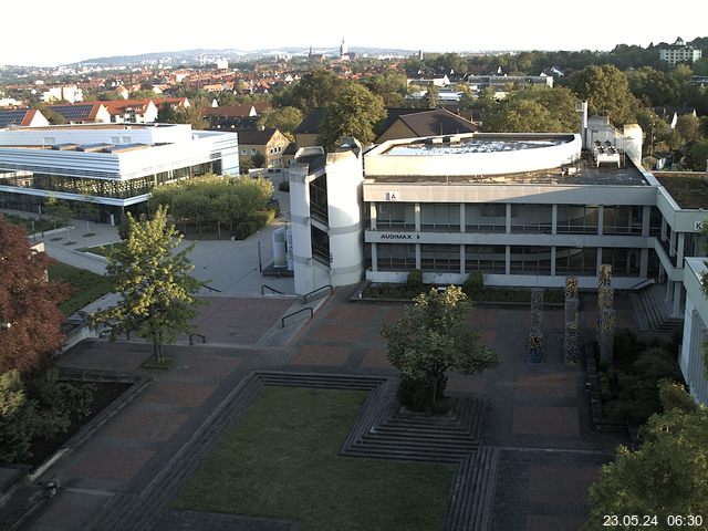 Foto der Webcam: Verwaltungsgebäude, Innenhof mit Audimax, Hörsaal-Gebäude 1