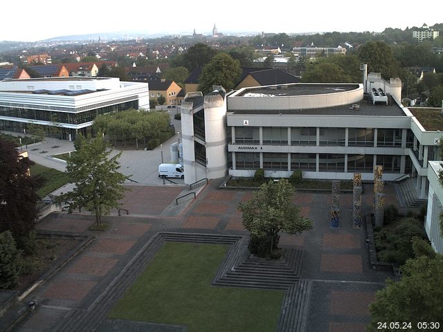 Foto der Webcam: Verwaltungsgebäude, Innenhof mit Audimax, Hörsaal-Gebäude 1