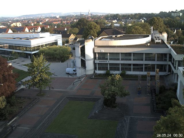 Foto der Webcam: Verwaltungsgebäude, Innenhof mit Audimax, Hörsaal-Gebäude 1