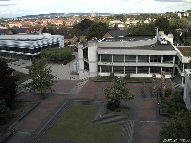 Foto der Webcam: Verwaltungsgebäude, Innenhof mit Audimax, Hörsaal-Gebäude 1